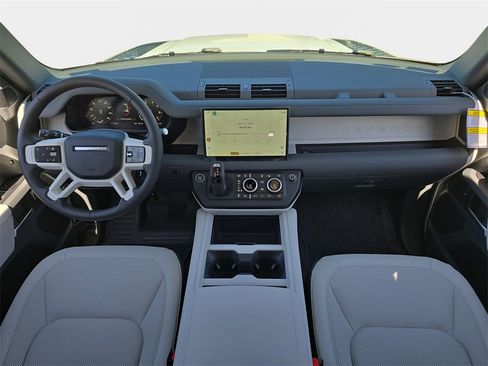 New 2025 Land Rover Defender 130 X-Dynamic SE image 9