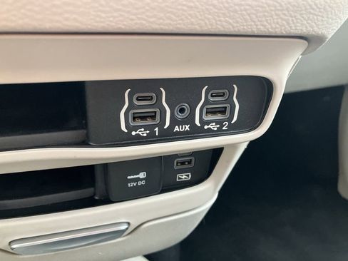 Used 2022 Chrysler Pacifica Touring-L image 43