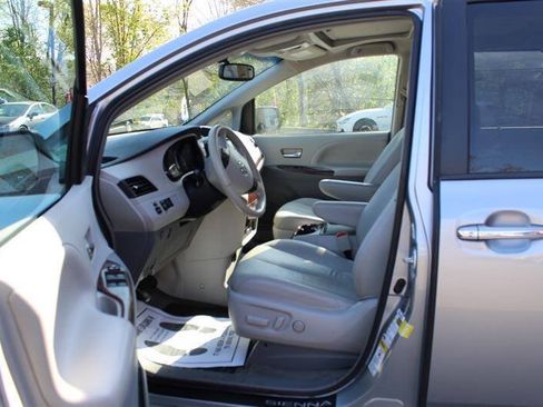 Used 2013 Toyota Sienna XLE w/ Entertainment Pkg FWD image 10