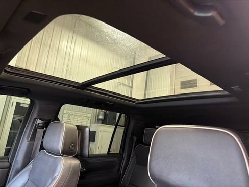 Used 2023 GMC Yukon XL SLT w/ SLT Luxury Package AWD/4WD image 31