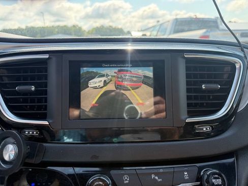 Used 2020 Chrysler Pacifica Touring-L w/ S Appearance Package FWD image 13
