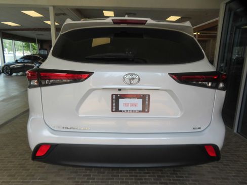 Used 2023 Toyota Highlander XLE FWD image 5