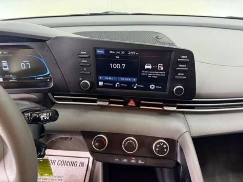 Certified 2025 Hyundai Elantra SE FWD image 17