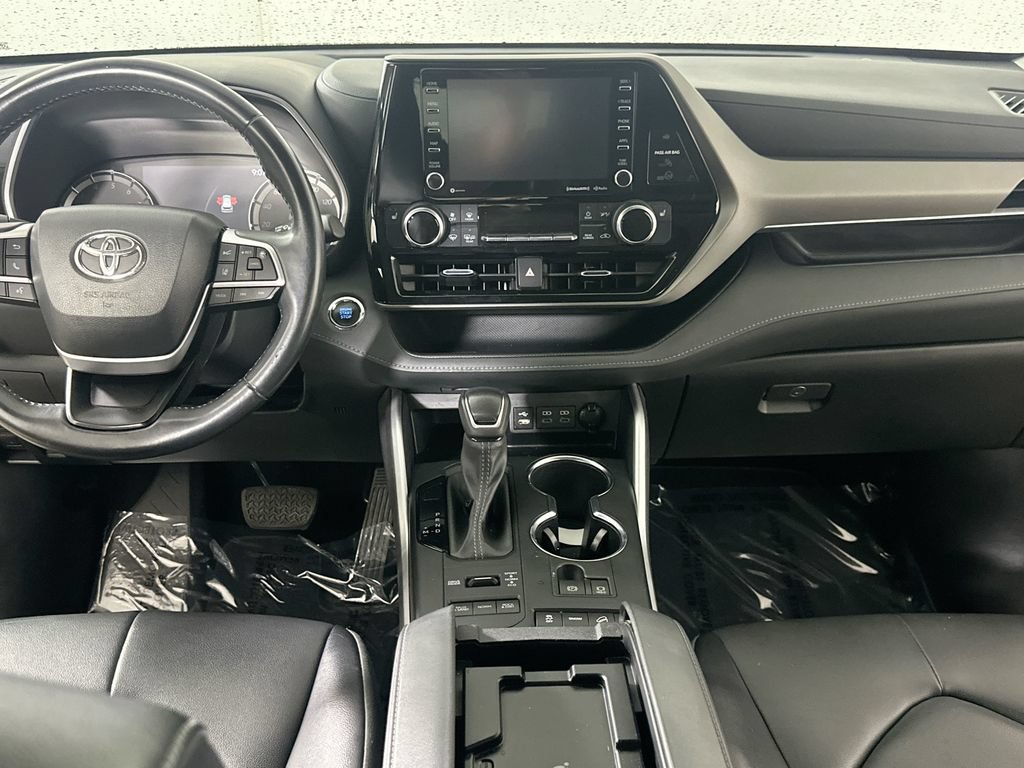 Used 2022 Toyota Highlander XLE AWD/4WD image 21