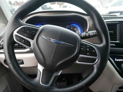 Used 2020 Chrysler Voyager LX image 33