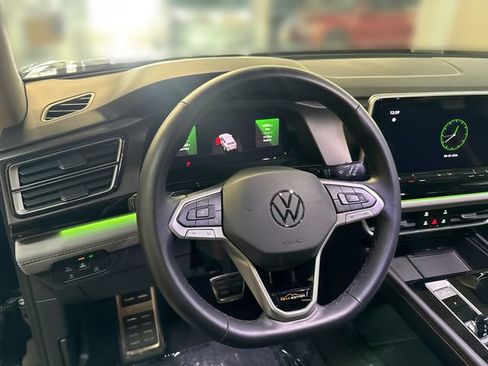 Certified 2025 Volkswagen Atlas Peak Edition SE AWD/4WD image 12