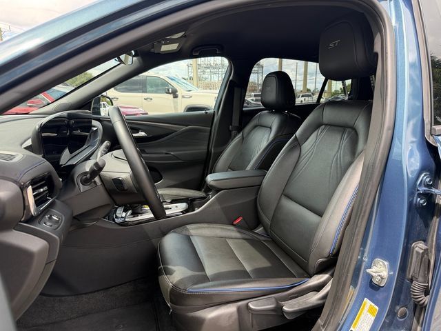 Used 2025 Buick Envista Sport Touring w/ Convenience II Package FWD image 9