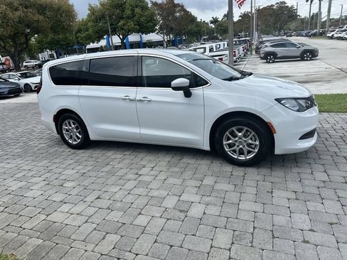 Used 2023 Chrysler Voyager LX FWD image 15