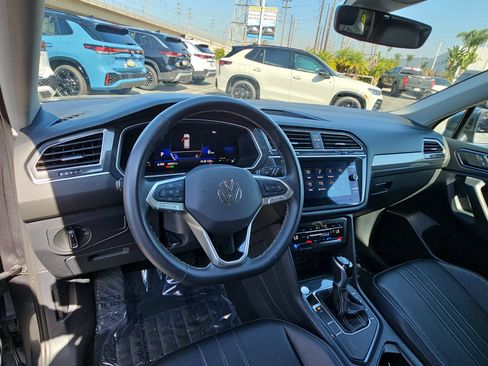 Certified 2024 Volkswagen Tiguan SE FWD image 16