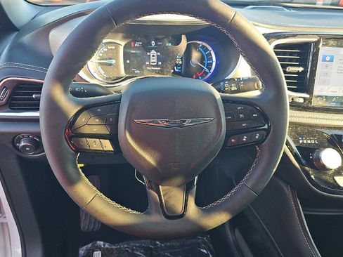 Used 2024 Chrysler Pacifica Premium image 8