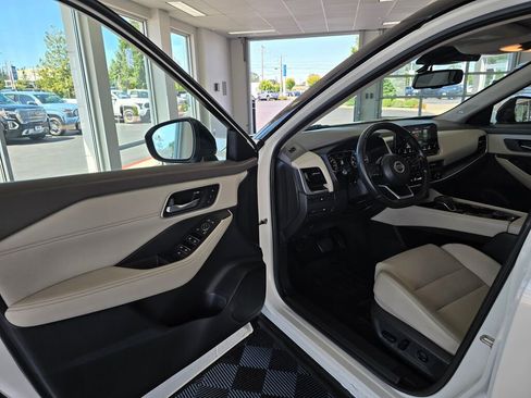 Used 2021 Nissan Rogue SL w/ Premium Package AWD/4WD image 18