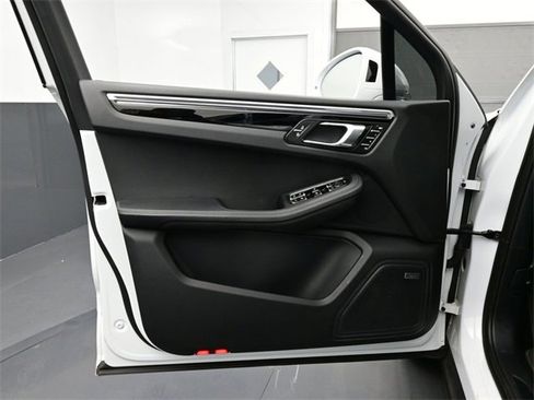 Used 2024 Porsche Macan w/ Premium Plus Package image 7
