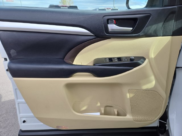 Used 2019 Toyota Highlander XLE AWD/4WD image 17