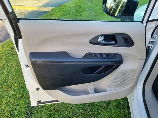 Used 2024 Chrysler Pacifica Touring-L FWD image 15