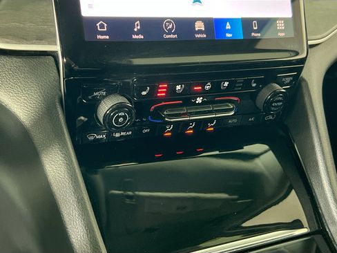 Used 2023 Jeep Grand Cherokee L Limited w/ Luxury Tech Group II image 16