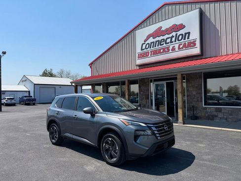 Used 2024 Nissan Rogue SV image 1