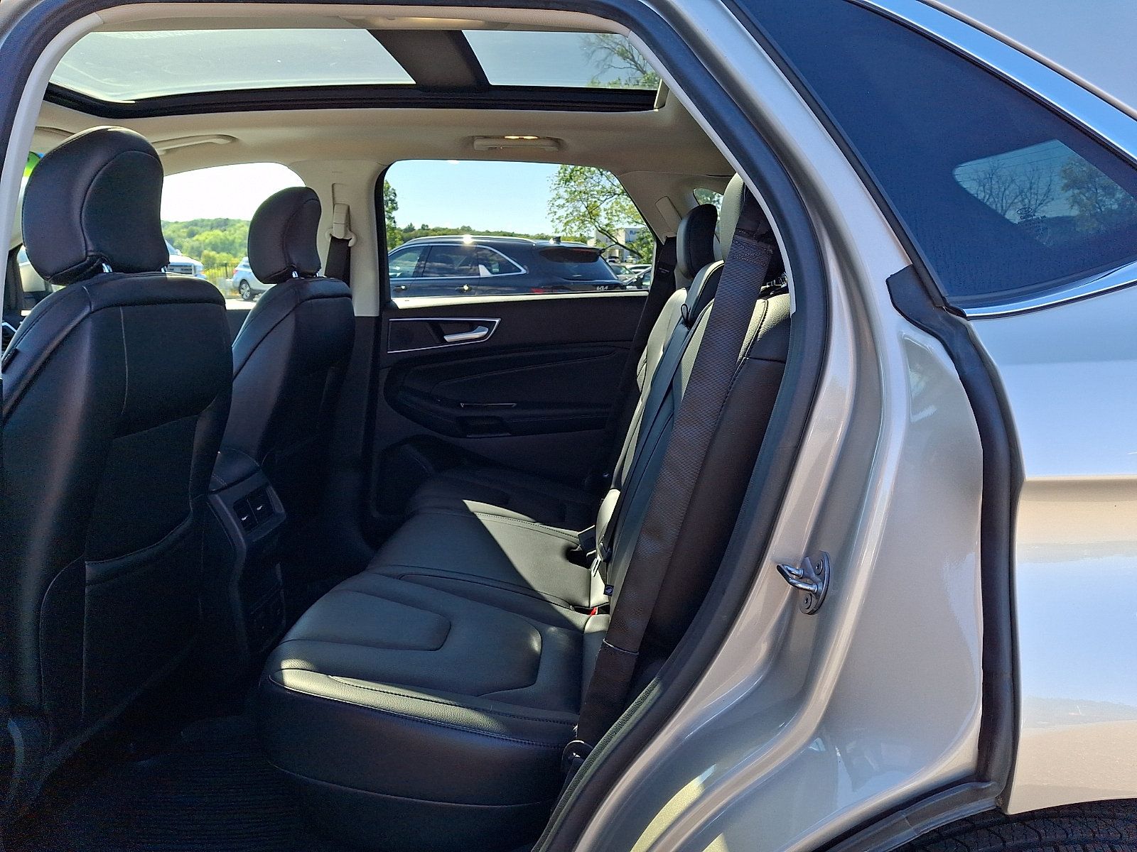 Used 2018 Ford Edge Titanium w/ Equipment Group 302A AWD/4WD image 11