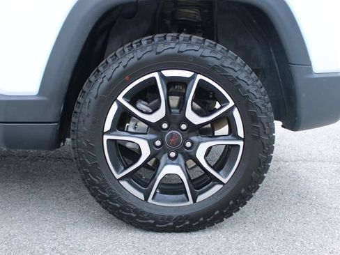 Used 2025 Jeep Compass Trailhawk w/ Trailhawk Convenience Group AWD/4WD image 34