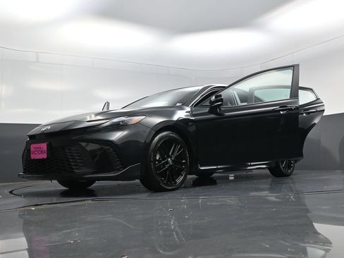 Used 2025 Toyota Camry SE FWD image 26