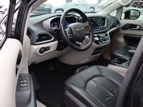 Used 2021 Chrysler Pacifica Touring-L w/ Uconnect Theater Family Group image 12