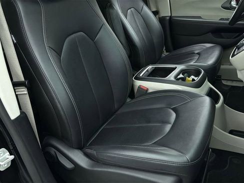 Used 2024 Chrysler Pacifica Touring-L image 34