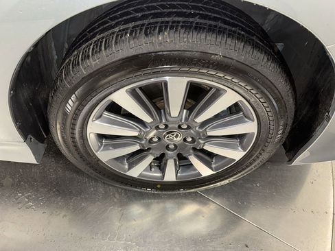 Used 2020 Toyota Sienna Limited image 14