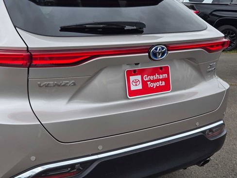 Used 2022 Toyota Venza XLE AWD/4WD image 16