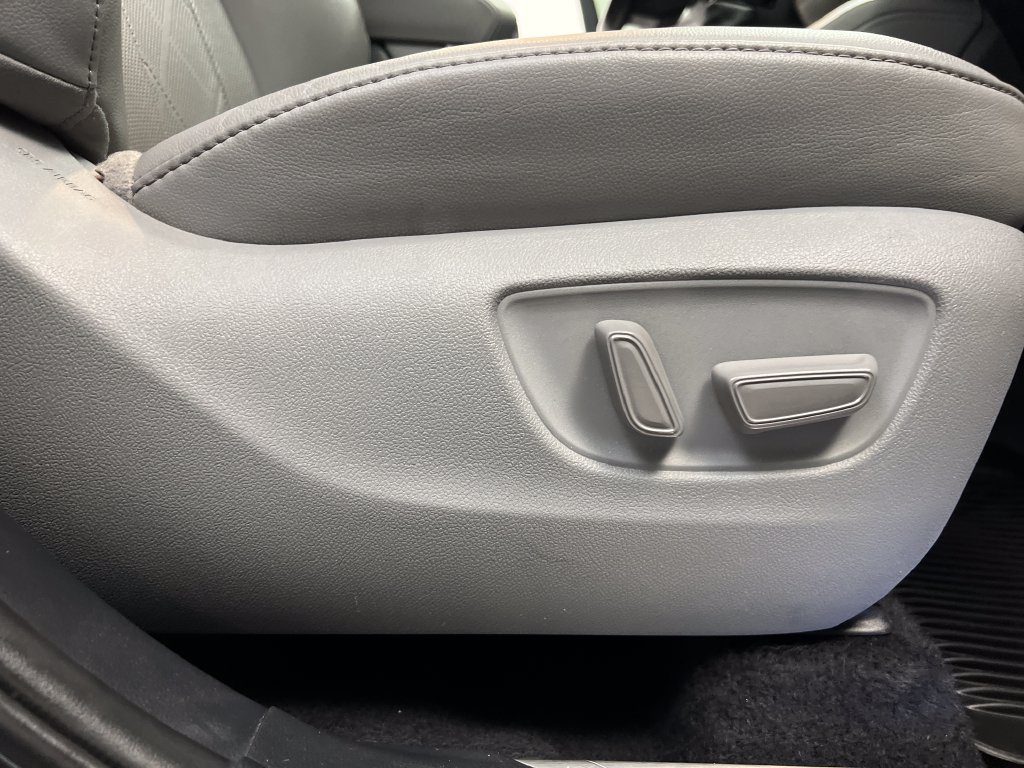 Used 2020 Toyota Highlander Platinum FWD image 36