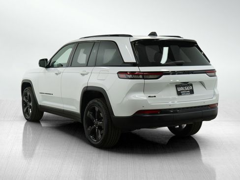 Used 2023 Jeep Grand Cherokee Altitude image 3