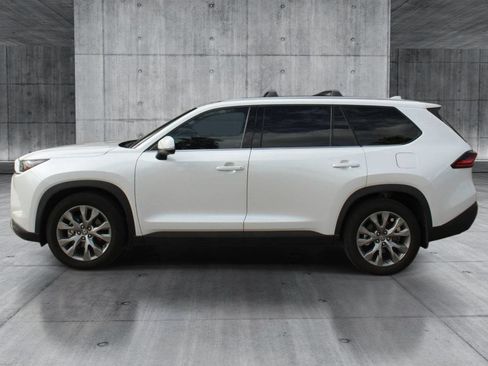 Used 2025 Toyota Grand Highlander FWD image 2
