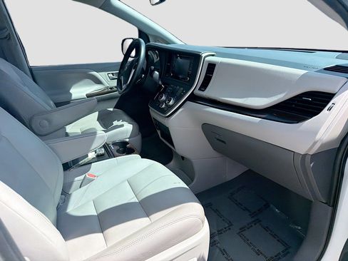 Used 2020 Toyota Sienna XLE image 29