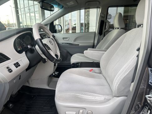 Used 2013 Toyota Sienna LE image 13