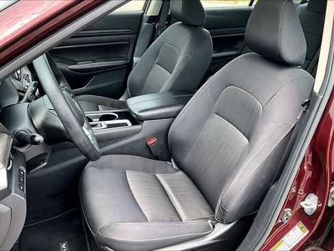 Used 2024 Nissan Altima 2.5 SV FWD image 24
