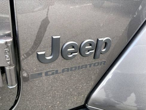 Used 2023 Jeep Gladiator Sport AWD/4WD image 8