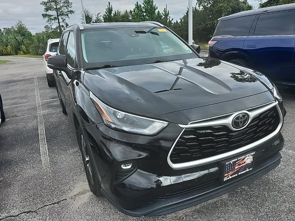 Used 2022 Toyota Highlander XLE AWD/4WD image 3