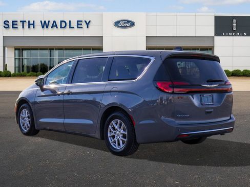 Used 2023 Chrysler Pacifica Touring-L image 5