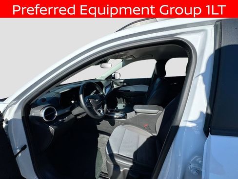 Used 2025 Chevrolet Trax LT w/ LT Convenience Package FWD image 9