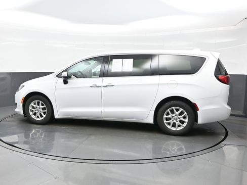 Used 2017 Chrysler Pacifica Touring Plus FWD image 3