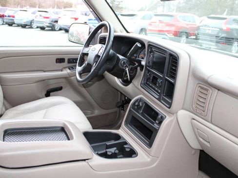 Used 2005 Chevrolet Suburban 2500 LT w/ Preferred Equipment Group image 12