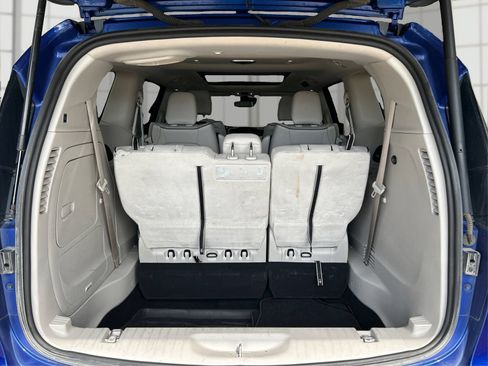 Used 2021 Chrysler Pacifica Limited w/ Uconnect Theater Family Group FWD image 12