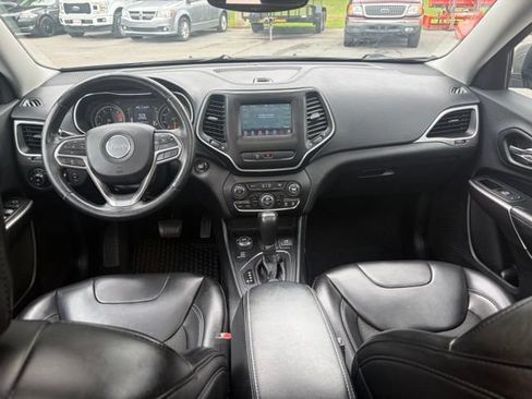 Used 2019 Jeep Cherokee Latitude Plus w/ Comfort/Convenience Group AWD/4WD image 3