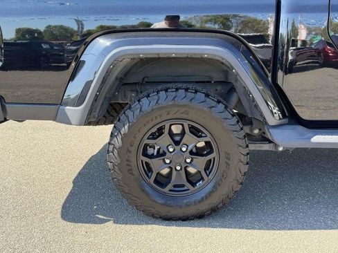 Certified 2022 Jeep Gladiator Sport AWD/4WD image 15