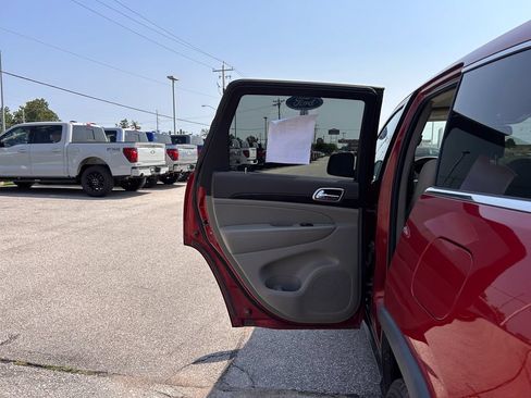Used 2011 Jeep Grand Cherokee Laredo w/ Security & Convenience Group AWD/4WD image 15