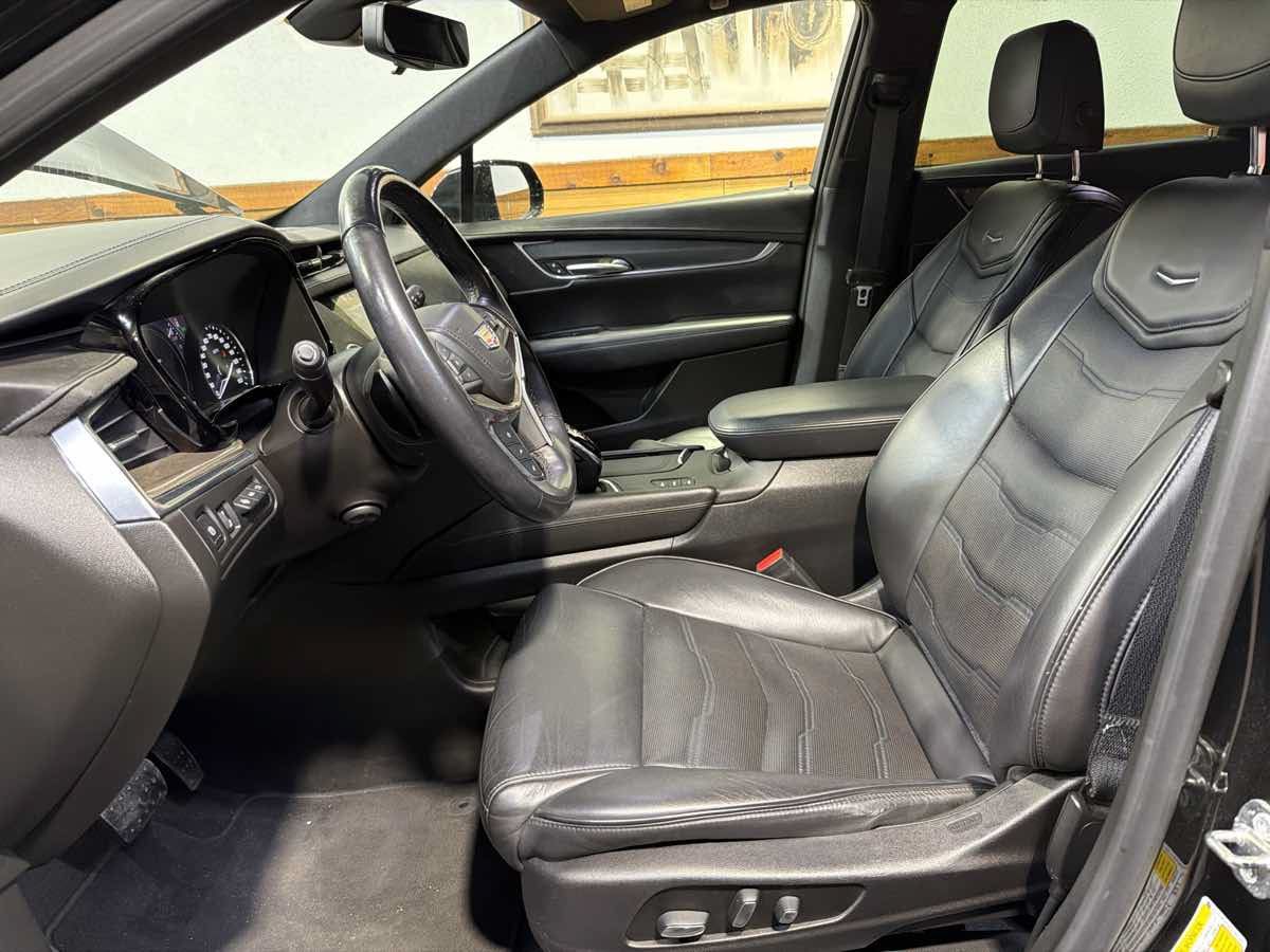 Used 2018 Cadillac XT5 Platinum AWD/4WD image 16