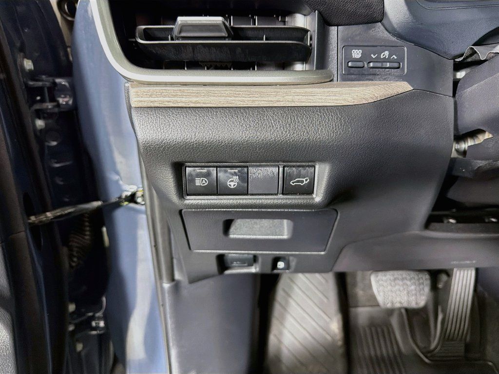 Used 2025 Toyota Grand Highlander AWD image 11