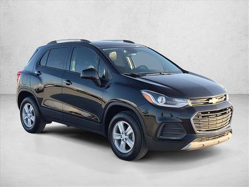 Used 2021 Chevrolet Trax LT w/ Premium Seat Package AWD/4WD image 3