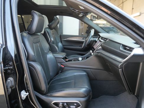 Used 2022 Jeep Grand Cherokee Overland w/ Luxury Tech Group IV image 14