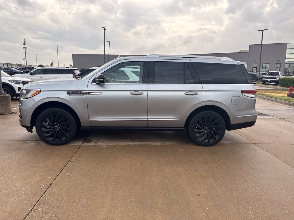 Used 2022 Lincoln Navigator Reserve RWD image 3