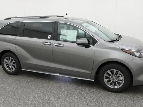 New 2026 Toyota Sienna XLE image 12