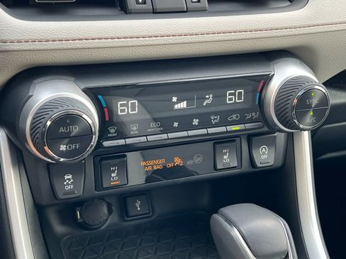 Used 2020 Toyota RAV4 XLE Premium image 20